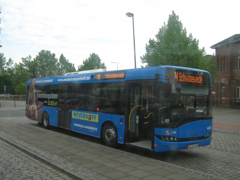 Dieser Solaris Urbino12 EEV fhrt Vollwerbung fr das Osterholzer Mbelhaus Meyerhoff, aufgenommen habe ich ihn aus einem 48er Neoplanbus. Allerdings muss ich sagen, dass diesem Bus die Werbung irgendwie nicht steht. Um Kommentare wird deshalb mal gebeten. 