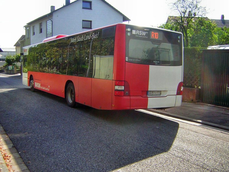 Dieses Foto zeigt einen MAN Bus der RSW. Der Bus ist an der Haltestelle Bischof-Eich-Strae in Ensheim zu sehen.Das Foto wurde am 25.09.2009 aufgenommen.
