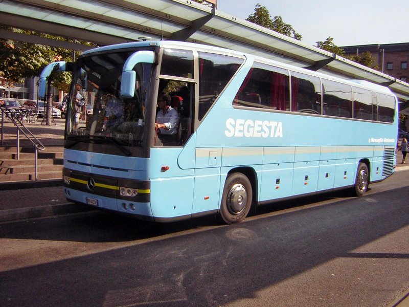 Dieses Foto zeigt einen Mercedes Tourismo. Das Foto wurde am 25.09.2009 am Hauptbahnhof in Saarbrcken aufgenommen.