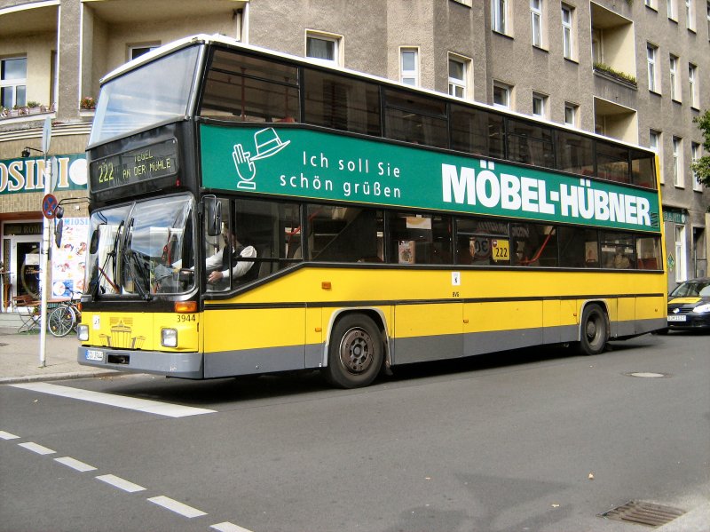 Doppeldeckerbus der BVG im Linienverkehr in tegel, 13.9.2008