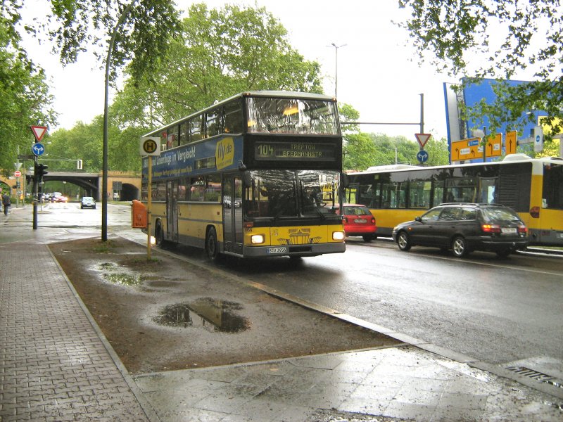 Doppeldeckerbus der BVG mit Werbung fr fly.de in Berlin-Treptow,sommer 2007
