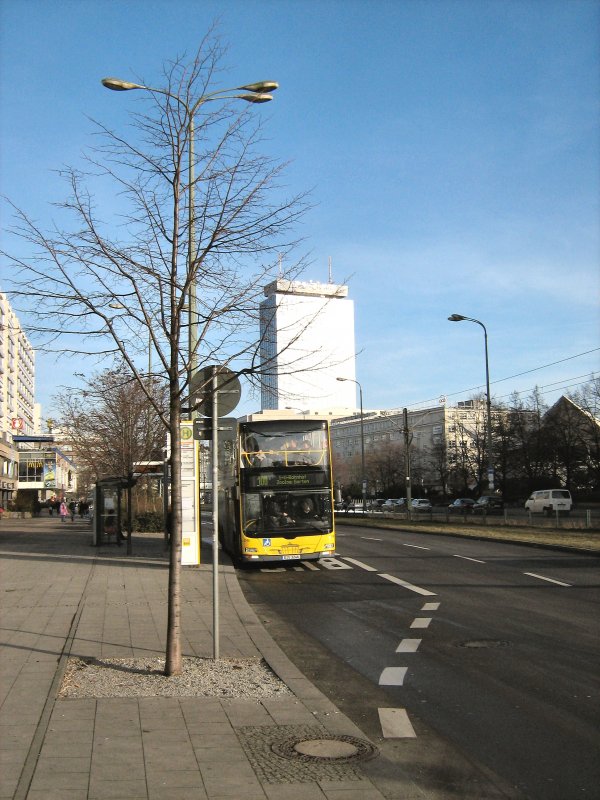 Doppeldeckerbus der BVG  verlt die hst. Marienkirche in der Nhe des Bhf. Alexanderplatz, 10. 1. 2008