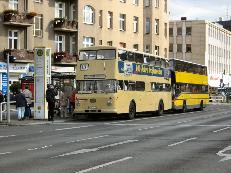 Doppeldeckerbusse, gestern (vorn) und heute (hinten) in Berlin-Tegel, 13. 9. 2008