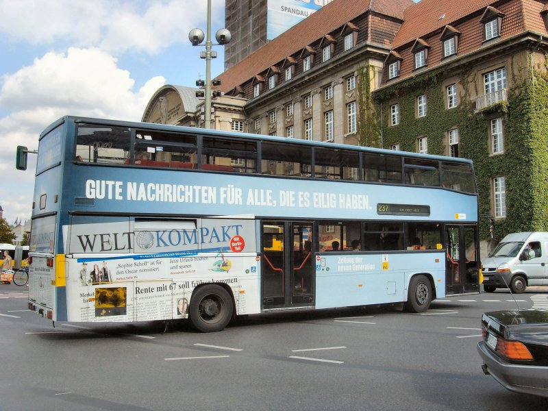 Doppelstockbus mit Werbung  in Spandau, 9.9.2008