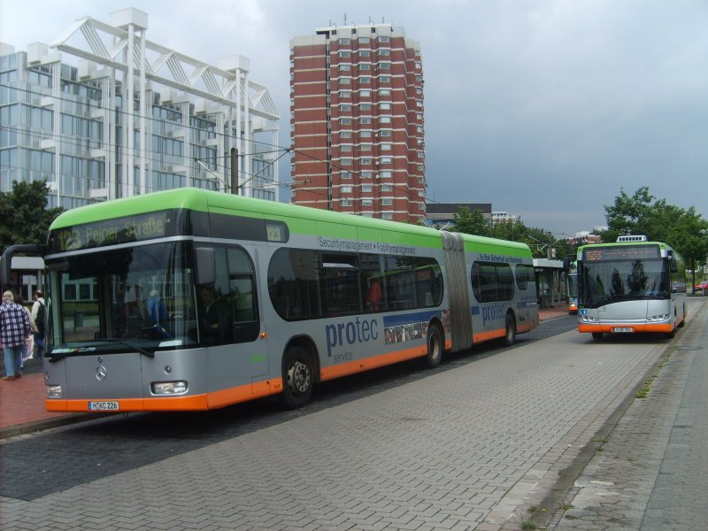 Drei Busse stehen am 30.6.07 an der Misburger Strae. Im Vordergrund ein O530 G, daneben ein Urbino 12 und hinten luckt ein O530 CNG hervor