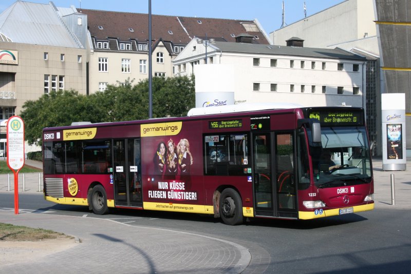 DSW 21  1233 (DO DS 1233) mit Linie 456 Richtung Borsigplatz am HBF Dortmund.
Werbung: Germanwings
28.9.2009