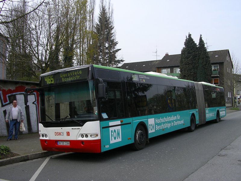 DSW21 , Linie 465 an der HS Bandelstrasse in Dortmund Dorstfeld.
Im Bild mit mein Freund Herbert.(11.04.2008)