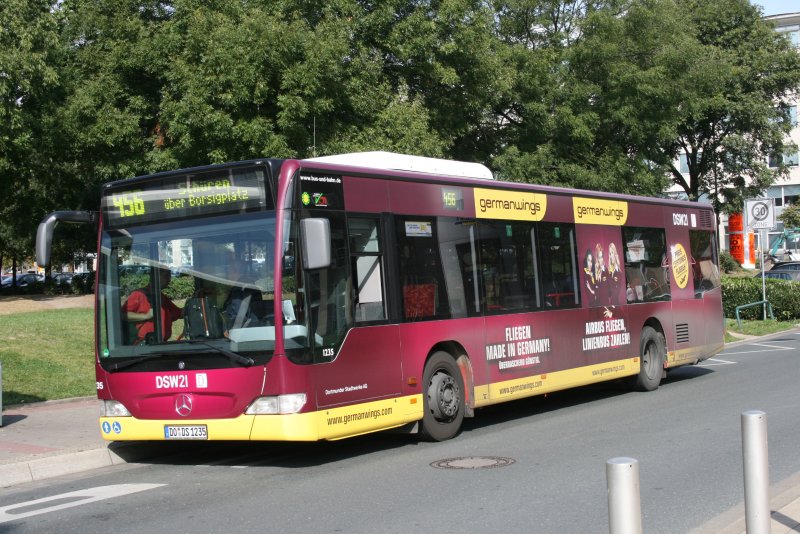 DSW21 1235 steht vor dem Dortmunder HBF auf der Linie 456 Richtung Schren abfahbereit.
Der Wagen Macht Werbung fr Germanwings.