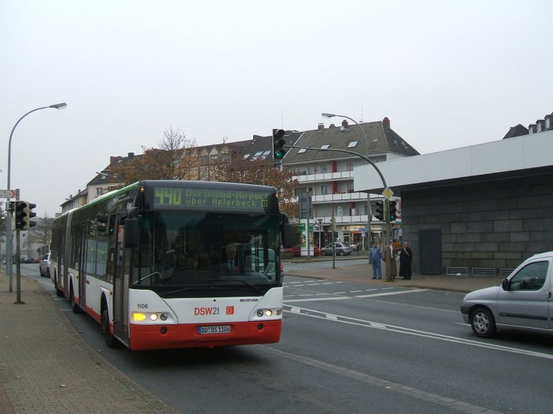DSW21,Neoplan Gelenkbus,Wagen 1106,Linie 440 nach Dortmund Airport ber Aplerbeck , im Hrder Bhf.(27.10.2007)