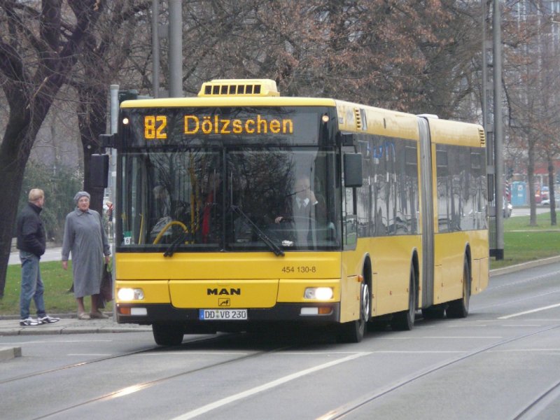 DVB - MAN Gelenkbus DD:VB 230  454130-8 unterwegs auf der Linie 82 in Dresden am 10.12.2008