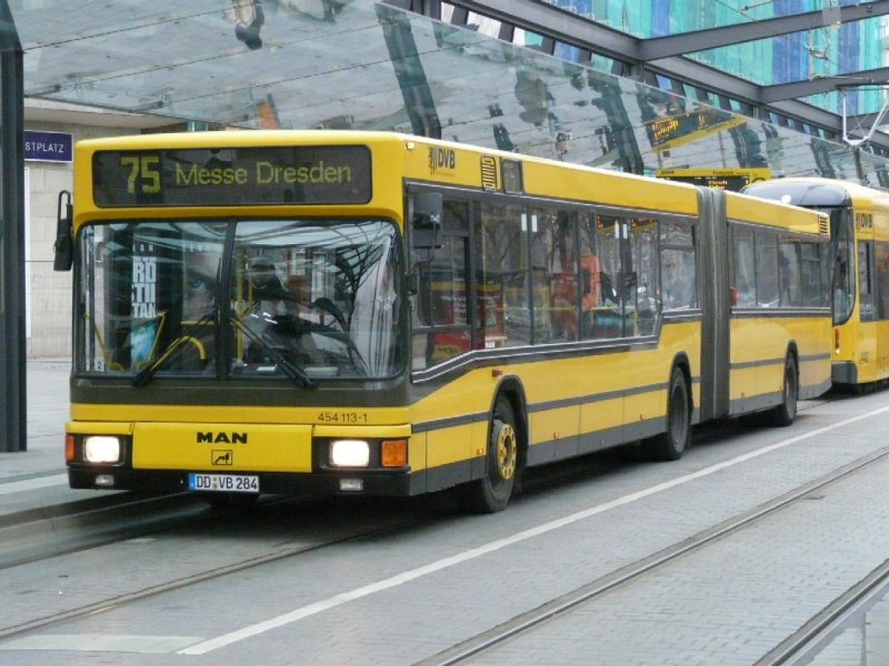 DVB - MAN Gelenkbus DD:VB 284  454113-1 unterwegs auf der Linie 75 in Dredsen am 10.12.2008