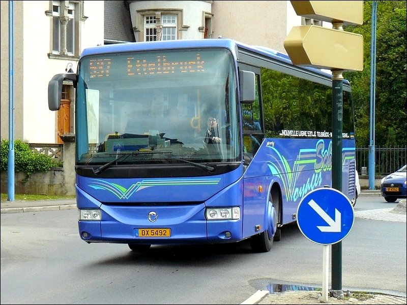(DX 5492) Irisbus  Arway der Firma Schiltz aus Bderscheid, aus Bastogne kommend, wird in krze die Endhaltestelle am Bahnhof von Ettelbrck erreichen. Foto aufgenommen beim Durchfahren eines Kreisverkehrs in Ettelbrck am 07.06.08. 