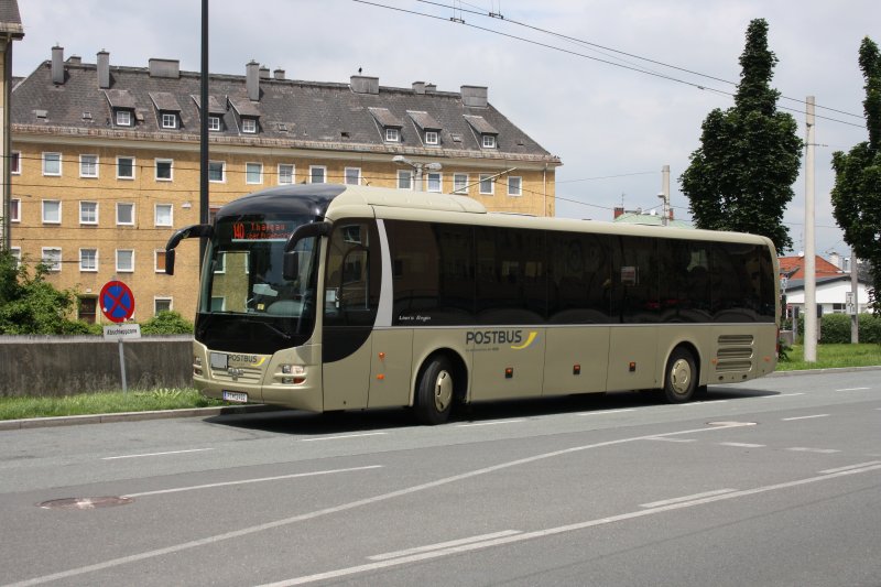 Ebenfalls am HBF in Salzburg und am 09.06.2009 kam dieser MAN Postbus vorbei. Sein Ziel ist Thalgau.