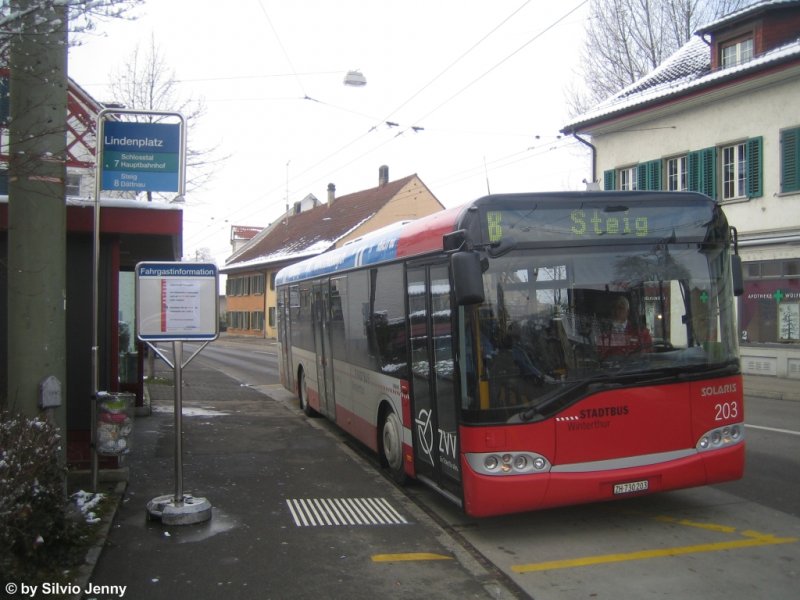 Ebenfalls Geschichte ist die Linie 8 in Winterthur. Diese fuhr vom Lindenplatz in Wlflingen durchs Schlosstal, danach durch das Industriegebiet von Tss und dann weiter in die Steig. Das Schlosstal wird nun durch die dichter befahrenen Linie 7 bedient. Rund um die Rieter fhrt die Linie 5 und die Haltestelle Steig wird durch die Linie 660 bedient. Am 13.12.08 steht der Solaris 203 noch bei der Haltestelle Lindenplatz, die nur noch durch die Linie 2 bedient wird, denn die Linie 7 fhrt zum Niederfld und spter zum Bahnhof Wlflingen, der in ca. 3 Monaten erstmal einen Busanschluss erhalten wird.