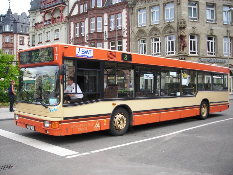 Ein alter Bus der Marke MAN in Trier an der Porta Nigra. Diese Bauart ist in Trier nicht mehr hufig zu sehen, da sie nur noch zum Ferienfahrplan oder als Ersatz eingesetzt werden. 1.08.07