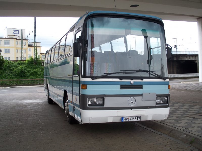 Ein alter MB O303 von Frhlich Reisen steht in Ludwigshafen am HBF, 23.06.07.