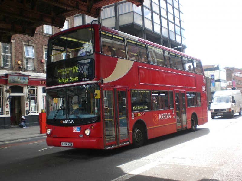 Ein Arriva-Doppeldecker auf der Linie 176 nach Trafalgar Square an der Waterloo Station.