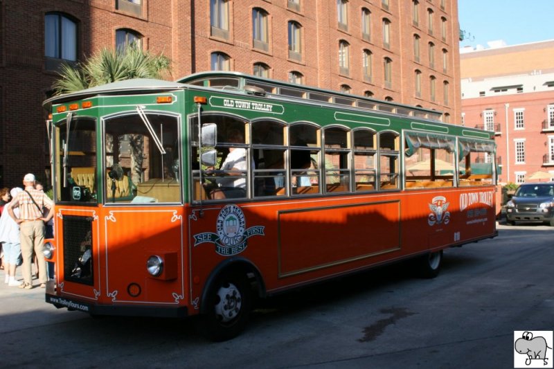 Ein auf nostalgisch gemachter Bus der Old Town Trolly Tours aus Savannah, Georgia. Die  Aufnahme entstand am 23. September 2008.
