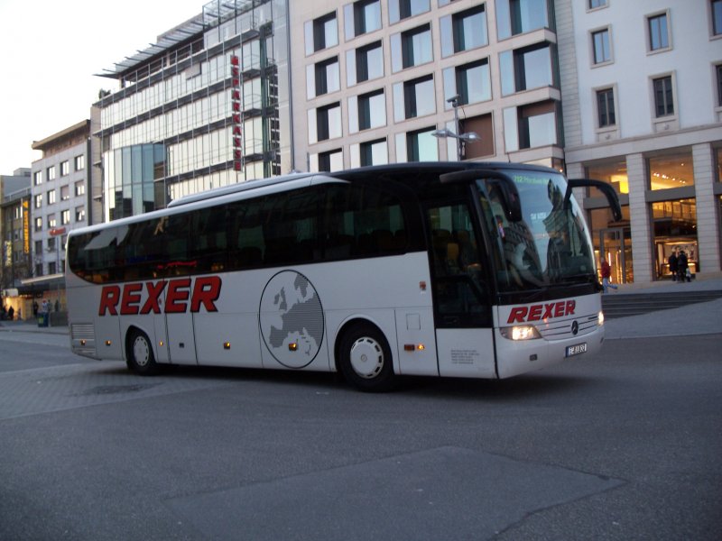 Ein aus Birkenfeld kommender Bus der Firma Rexer hat sein Ziel den Pforzheimer ZOB fast erreicht. Hier am Abend des 10 . Mrz 2007 am Leopoldplatz.