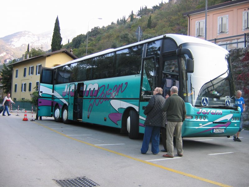 Ein Behindertengerechter Reisebus der Firma Joram-Reisen aus Wildenfels bei Zwickau vor einem Hotel in Torbole am Gardasee am Morgen des 19.10.2008.