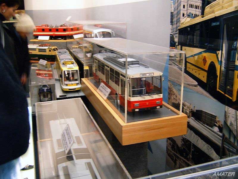 Ein Blick ins Skoda Plzen Werksmuseum - Werksmodell des Skoda 14Tr 01 in Masstab 1:10. Museum besitzt viele Werksmodelle, meistens E-Loks, aber auch Trolleybusse, Strasenbahnen, U-bahnwagen und viele andere, und auch einen Trolleybus-modellbahnanlage mit 3 Fahrzeugen (21Tr, 14Tr SF und 24Tr) in 1:43. 16. 10. 2004