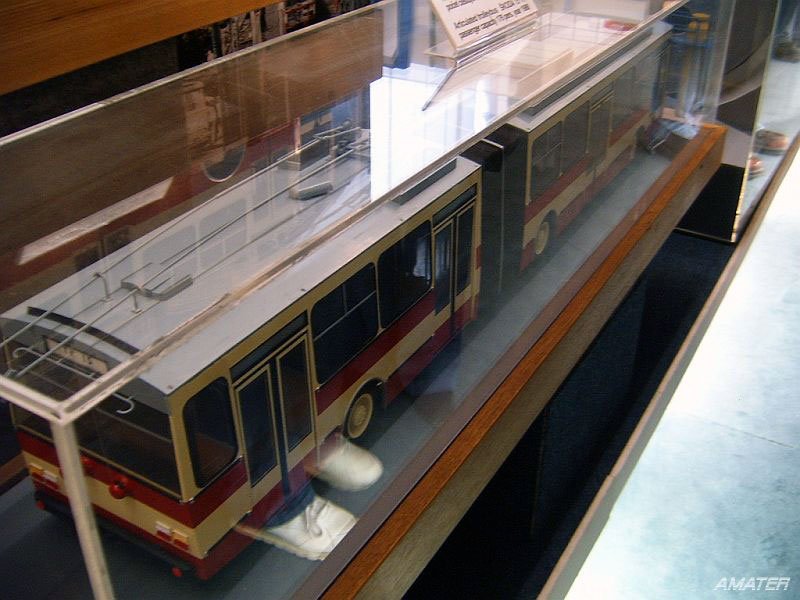 Ein Blick ins Skoda Plzen Werksmuseum - Werksmodell des Skoda 15Tr Prototyps in Masstab 1:10. Museum besitzt viele Werksmodelle, meistens E-Loks, aber auch Trolleybusse, Strasenbahnen, U-bahnwagen und viele andere, und auch einen Trolleybus-modellbahnanlage mit 3 funktionsfhigen Fahrzeugen (21Tr, 14Tr SF und 24Tr) in 1:43. 16. 10. 2004
