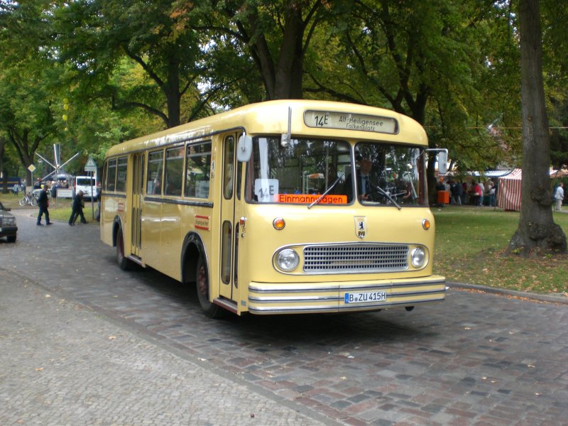 Ein Bssig-Eindecker auf dem Dorffest in Heiligensee. Dieser Historische Bus fuhr auf der heutigen Linie 324 als Sonderfahrt zwischen Alt-Heiligensee und Falkenplatz.