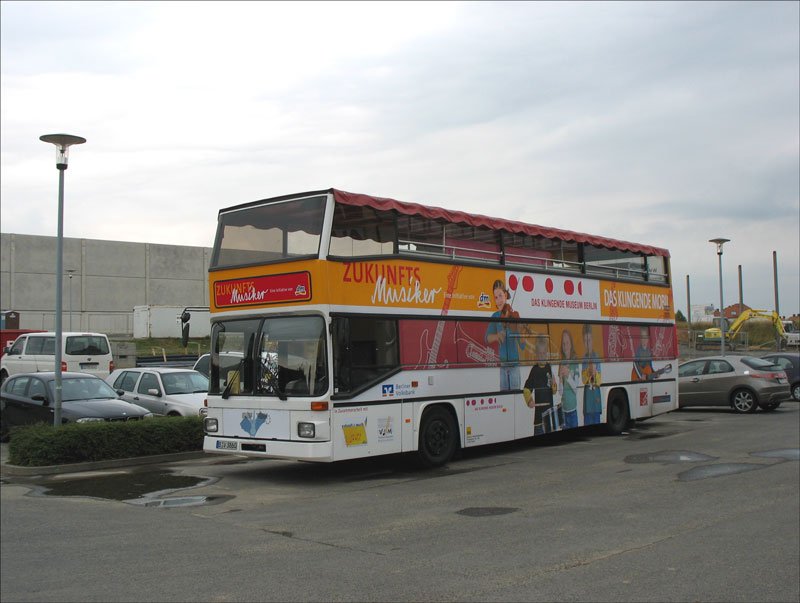 Ein Bus aus Berlin mit Werbung fr  Zukunftsmusiker ,  Das Klingende Museum ,  Das Klingende Mobil ; Dresden-Gompitz, 29.07.2007
