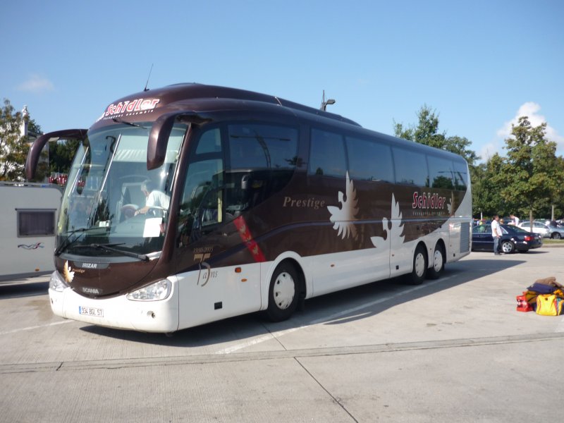 Ein Bus aus Frankreich, mit einer schnen Lackierung, macht Halt an der Raststtte Sindelfinger Wald in Richtung Mnchen.