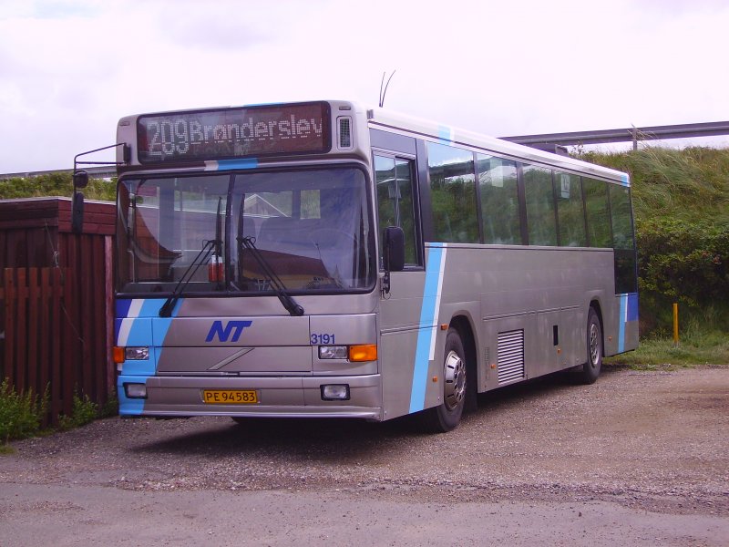 Ein Bus des Unternehmen NT, welches ein Unternehmen des Linienverkehrs ist, steht in Lökken im August 2007.