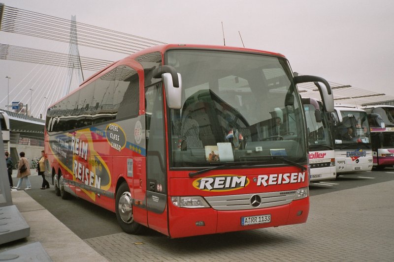 Ein  Bus der Fa. Reim-Reisen aus Augsburg auf dem Parkplatz in Rotterdam am Hafen.