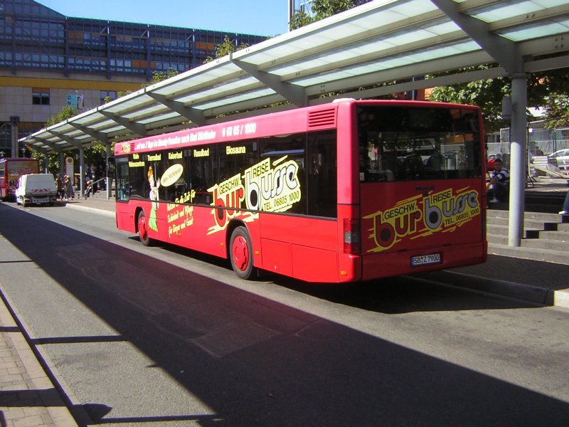 Ein Bus der Firma Bur-Busse wartet am Hauptbahnhof auf Fahrgste.