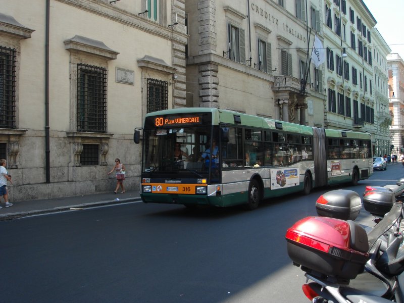 Ein Bus in der nhe der Innenstadt von Rom. blicherweise fahren in der Innenstadt von Rom kleine E-Busse.