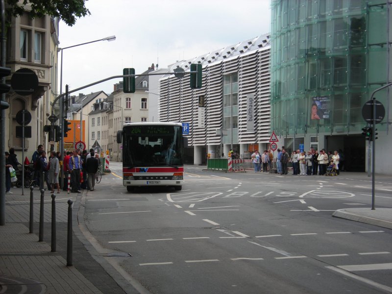 Ein Bus der RMV in Trier. Der Bus fhrt die Linie 204 zur  Porta Nigra  und steht zur Zeit an der Ampel.           Trier, 18.05.07