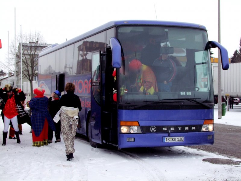  Ein Bus voller Narren ; (Setra der Fa.Koran-Reisen) ist soeben am Volksfestgelnde in Ried i.I. zum Faschingsumzug eingetroffen; 090215