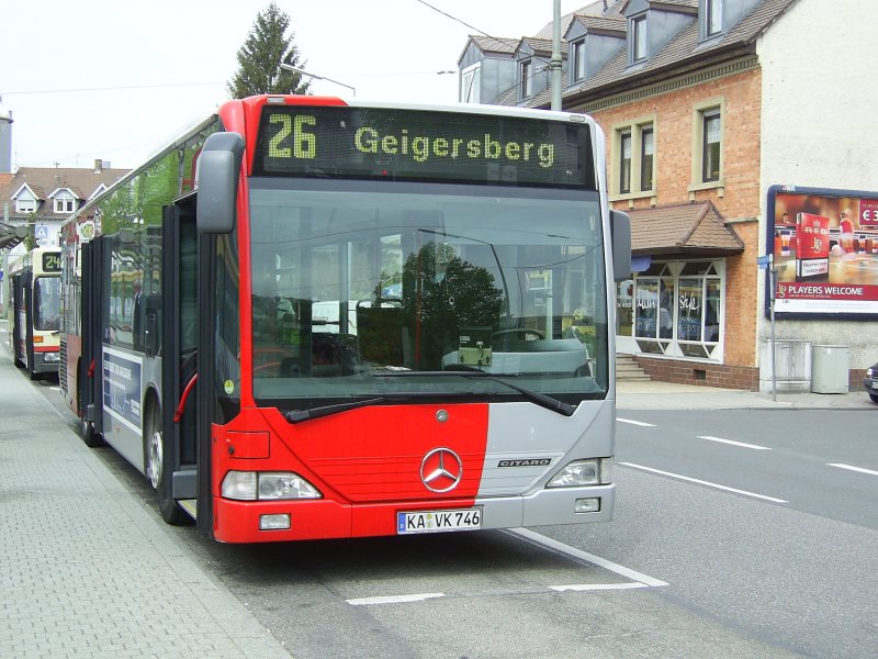 Ein Citaro der Karlsruher Verkehrsbetriebe am 16.4.2009 an der Straenbahn Haltestelle Durlach Turmberg.