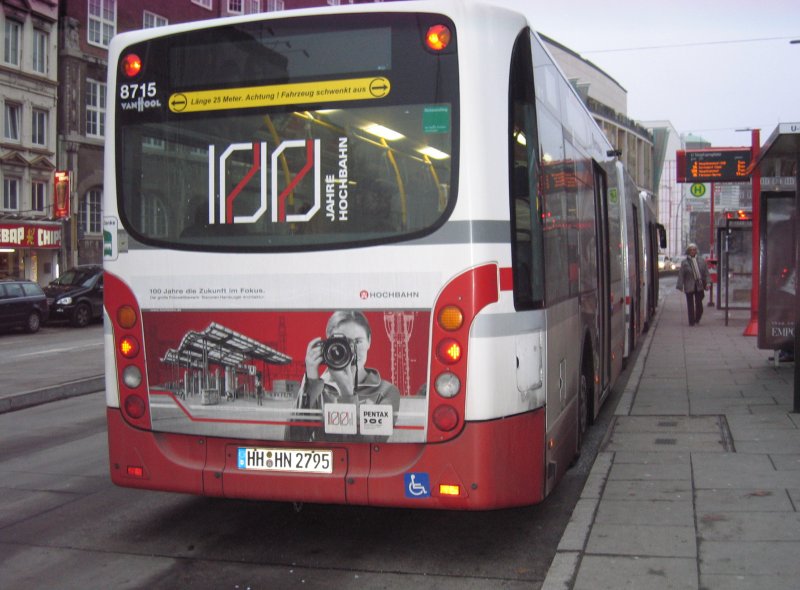 Ein Doppelgelenkbus der Hochbahn fhrt auf der linie 5.