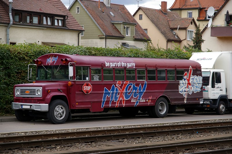 Ein (ehemaliger) 1987er Chevrolet School Bus mitten in Stuttgart.
Gesehen in S-Mnster am 25. Juli 2009.