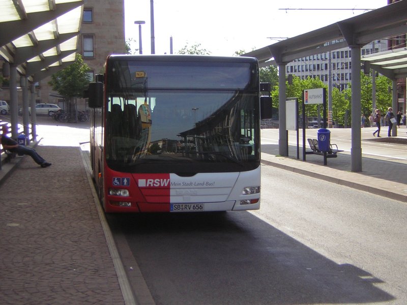 Ein Fahrzeug der RSW-jetzt Saar-Pfalz Bus wartet am Saarbrcker-Hauptbahnhof auf seine Fahrgste und Einsatz.