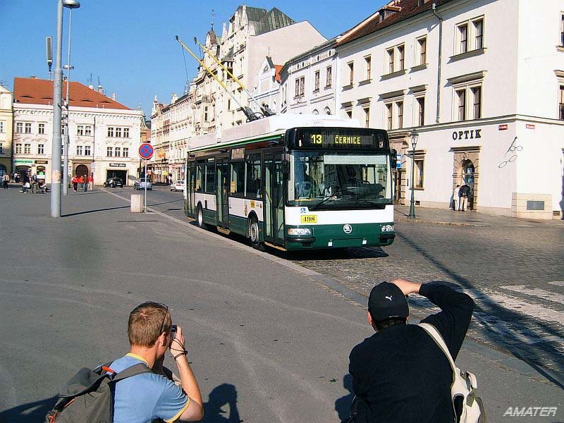 Ein Fotohalt am Pilsener Namesti Republiky (Platz der Republik) mit Skoda-Irisbus 24Tr Nr. 498. Das Liniennummer ist nur wegen  Fotografierung, Linie Nr. 13 verkehrt ganz anderswo und unter dem Oberleitung... (die neuen Pilsener Trolleybusse sind mit Diesel-Hilfsantrieb ausgestattet). Fotosonderfahrt 15. 10. 2005