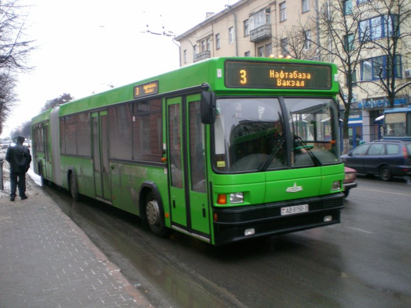 Ein Gelenkbus des weirussischen Herstellers MAZ, Gomel 30.12.08 um 14:55 Uhr. 