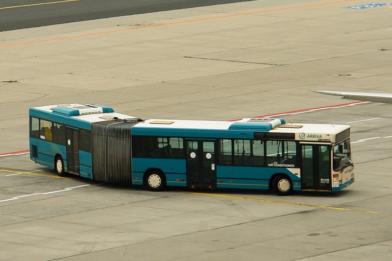 Ein Gelenkbus der Firma Sippel am Flughafen Frankfurt.
Juli 2008