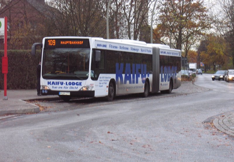 Ein Gelenkbus der Hochbahn steht am Bahnhof Alsterdorf.