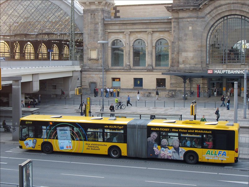 Ein Gelenkbus mit Werbung fr das ALLFA-TICKET - Eine Vision wird Wirklichkeit, Ihre elektronische Fahrkarte der Zukunft; am Hauptbahnhof Dresden, 1.10.2007
