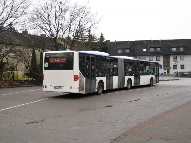 Ein Gelenkbus der PVG steht am Schenefelder Platz.