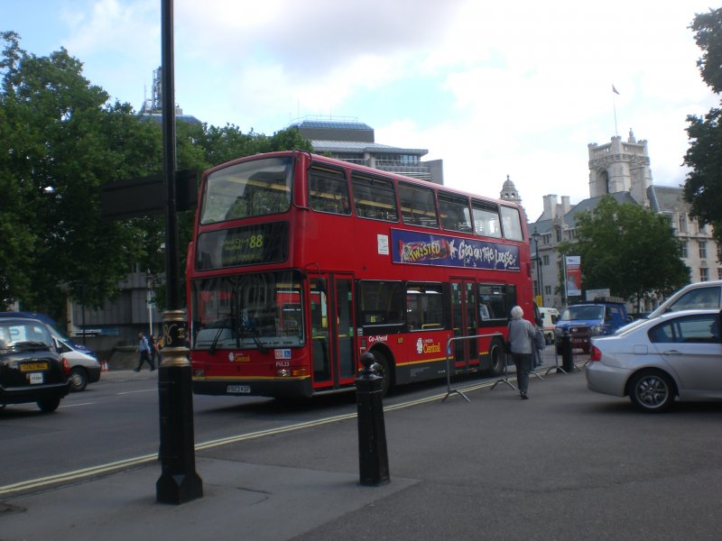 Ein Genarel-Doppeldecker auf der Linie 88 in der Nhe vom Big Ben.