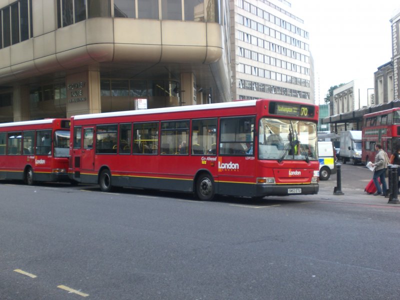 Ein Genarel-Eindeckerbus auf der Linie 170 nach Roehampton an der Victoria-Station.