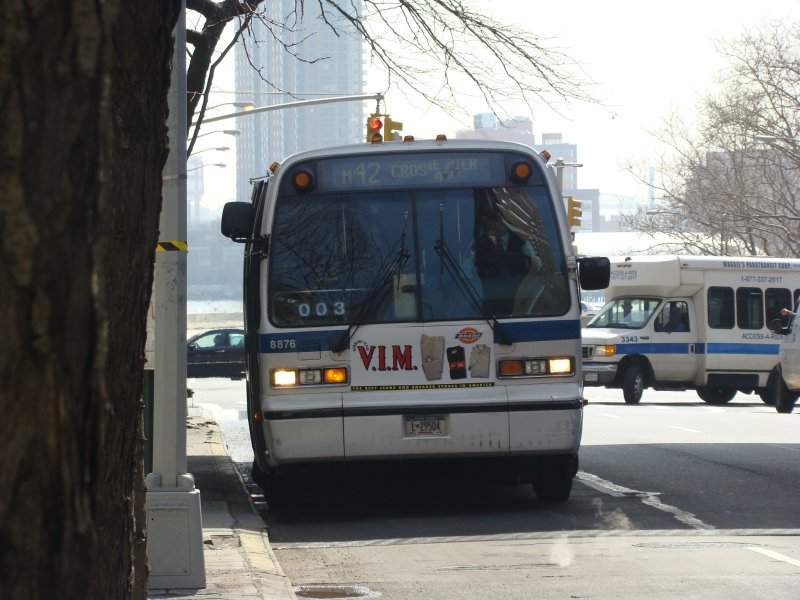 Ein GMC-RTS (Rapid Transit Series) auf der Linie M42, hier auf der 42 Street. Ein Block von der United Nations Headquarters entfernt. Aufgenommen am 10.04.08