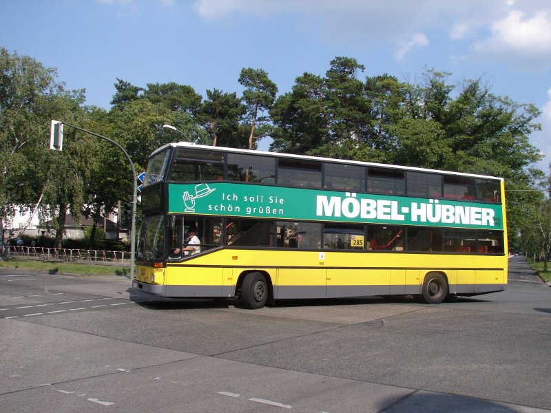 Ein grosser Gelber am U-Bahnhof Oskar-Helene-Heim.