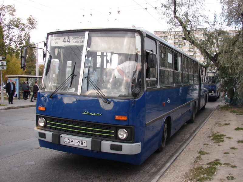 Ein Ikarus 260 an der Endhaltestelle der M2 rs vezr tere in Budapest.